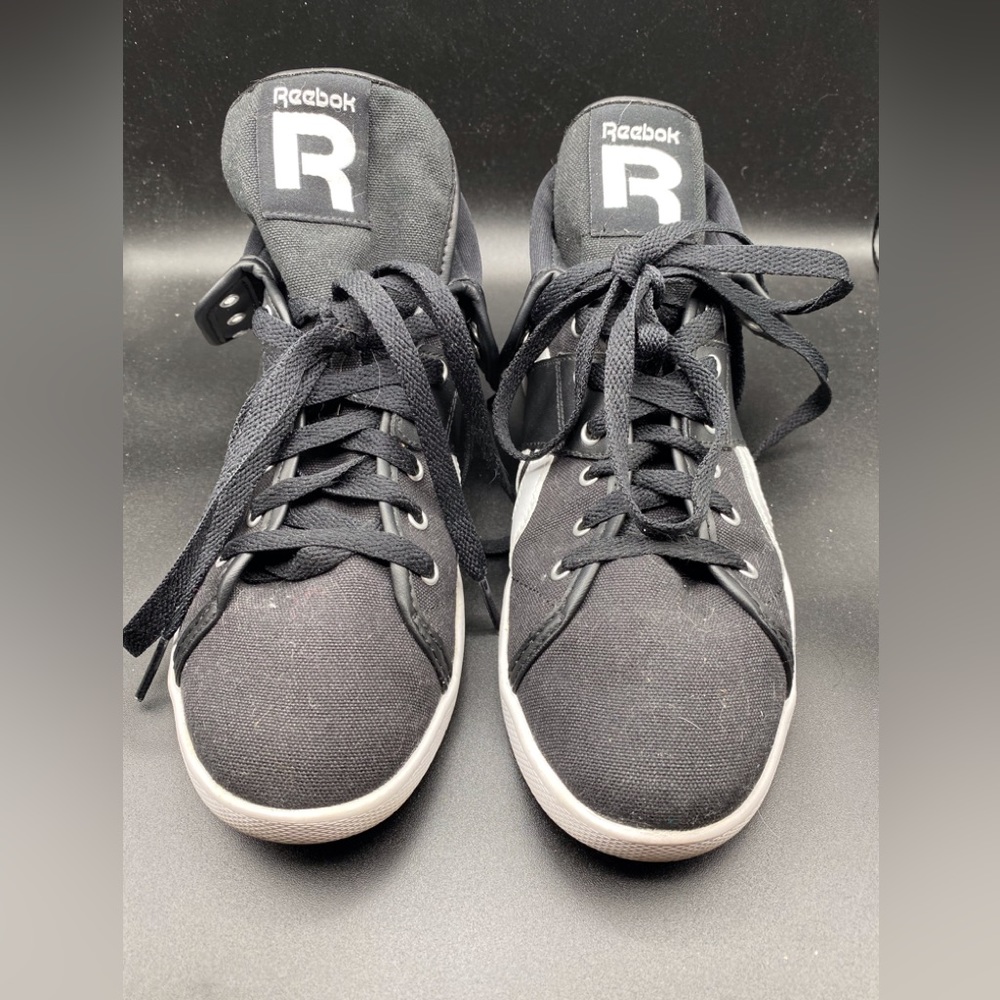 Black Reebok tennis shoes, size 7